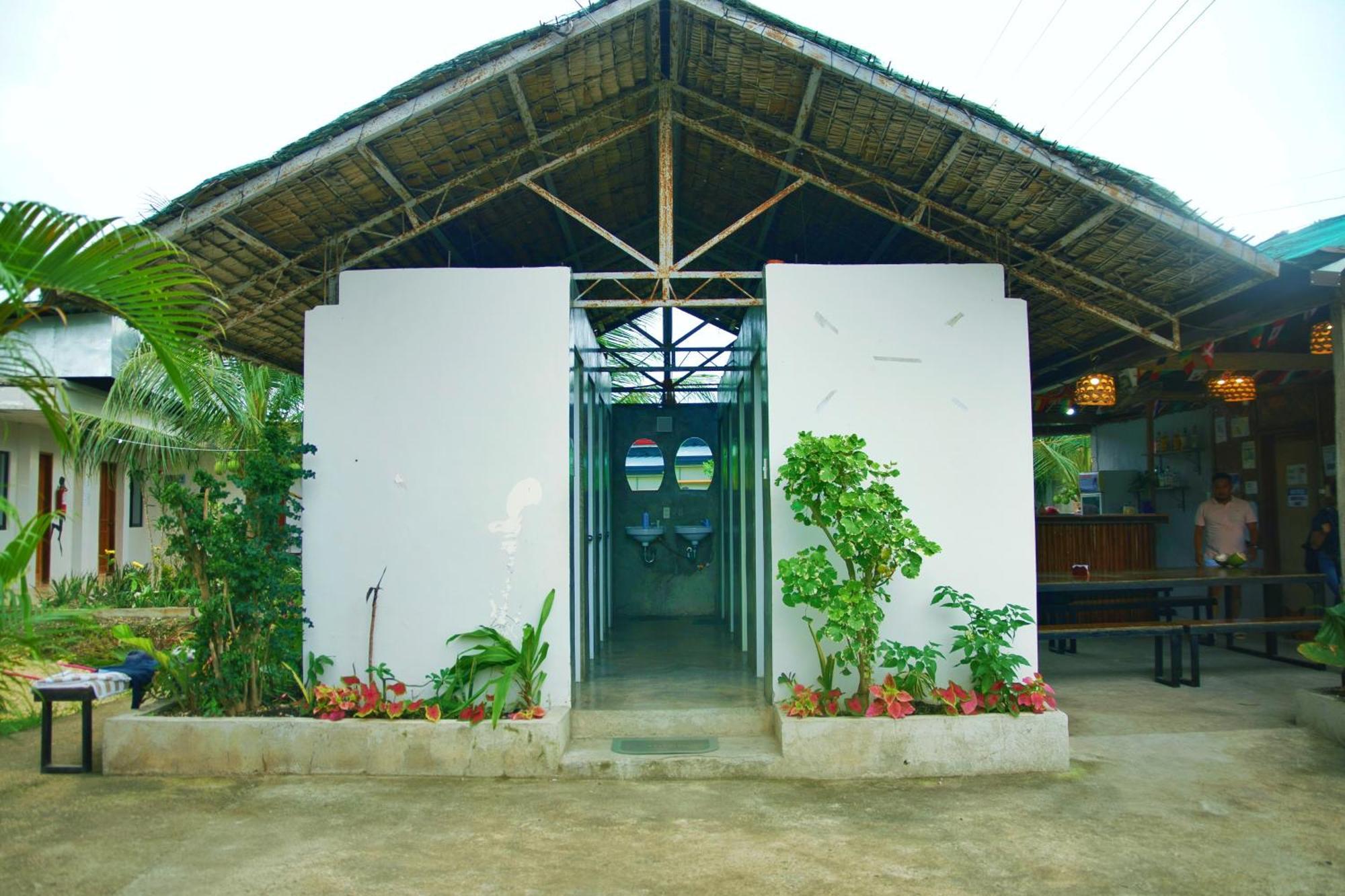 Ananas Guesthouse Moalboal Exteriör bild